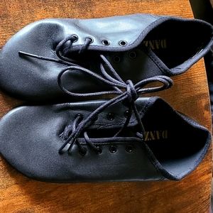 DANZCUE GIRL'S BLACK LACE UP DANCE SHOES 1/4" HIGH NWT BALLET SOLES